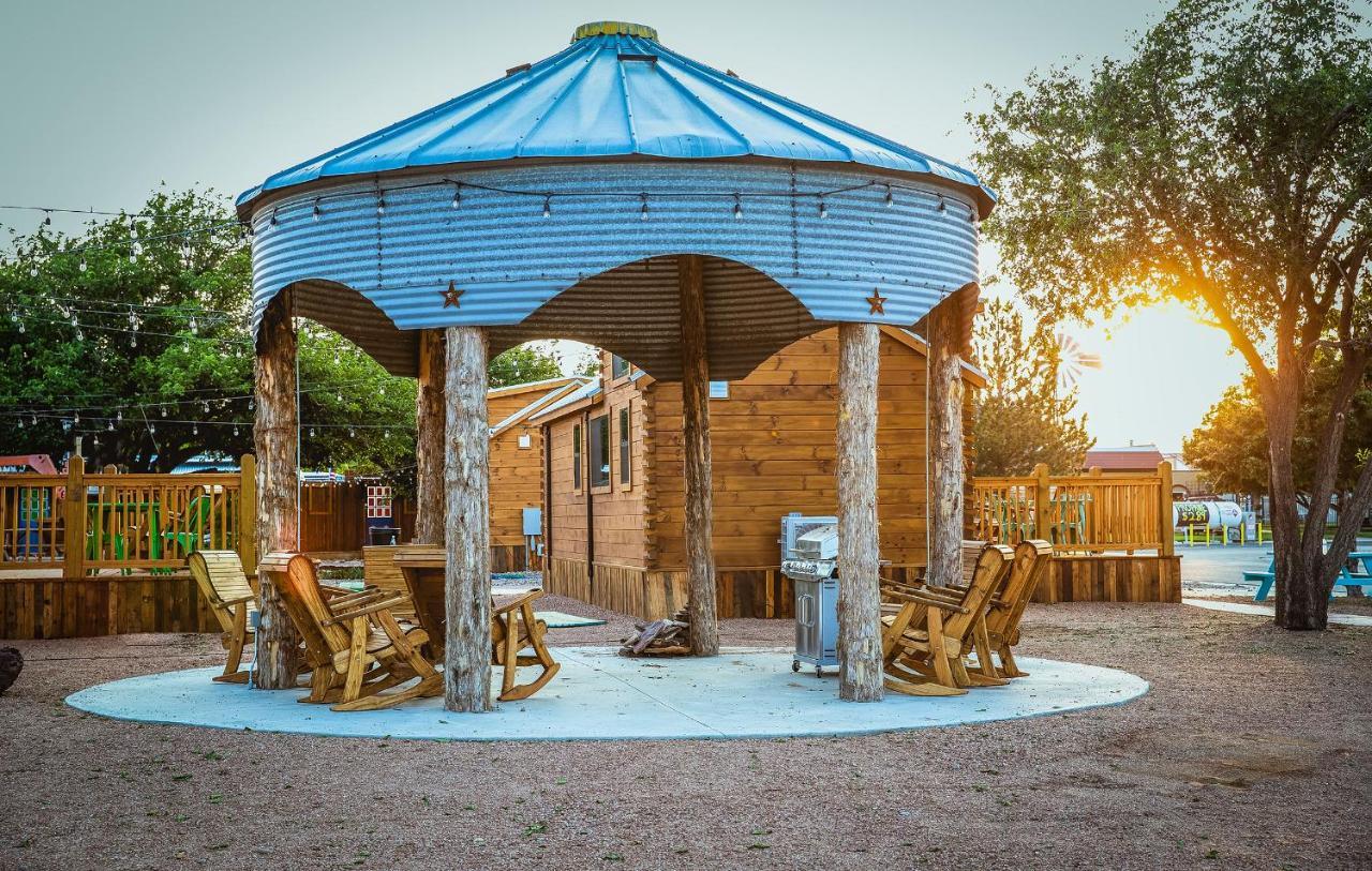 The Big Texan - Cabins And Wagons أماريلو المظهر الخارجي الصورة