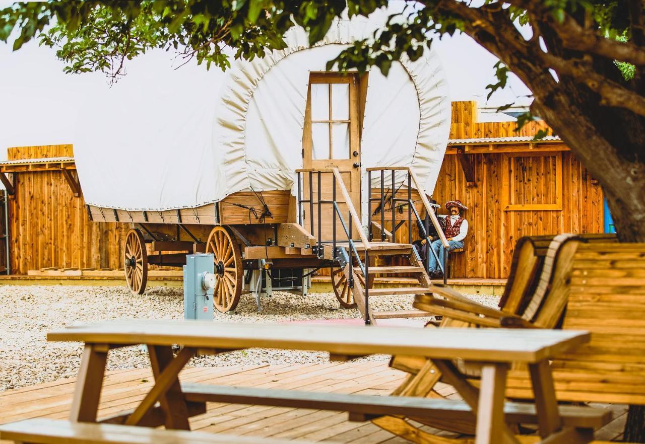 The Big Texan - Cabins And Wagons أماريلو المظهر الخارجي الصورة
